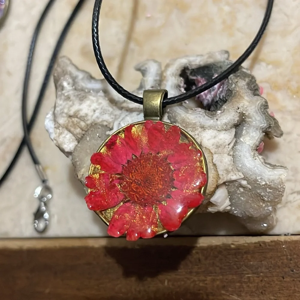 Real flower 🌺 necklace - Picture 4 of 5